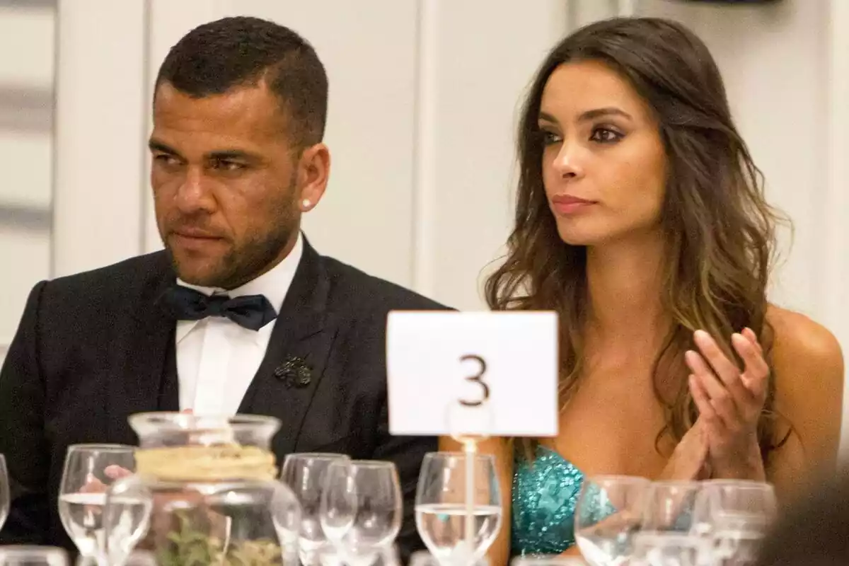 Foto del futbolista Dani Alves junto a su pareja, Joana Sanz
