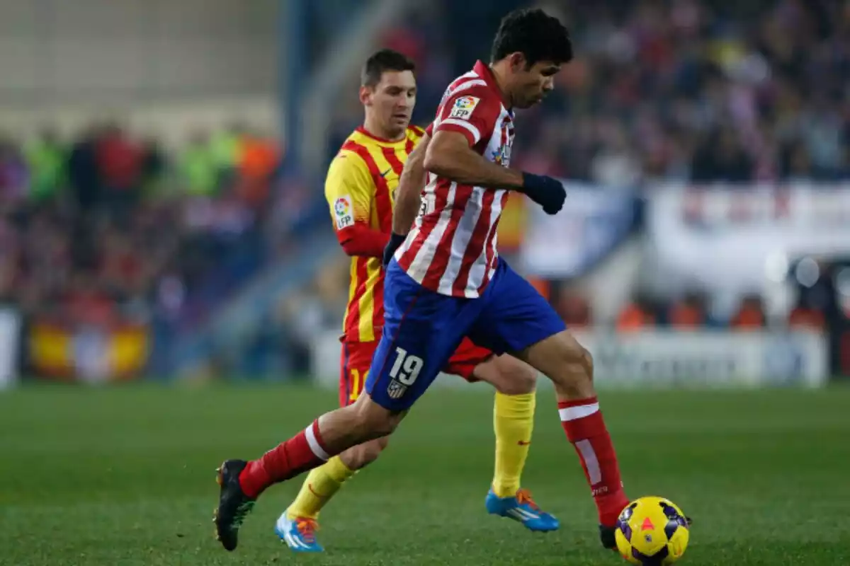 Diego Costa jugando contra Messi