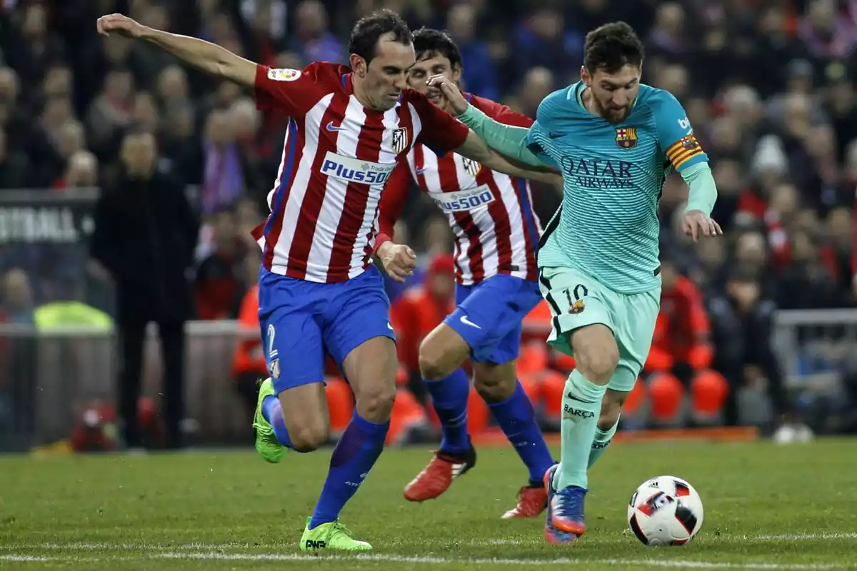 Diego Godín defendiendo a Messi