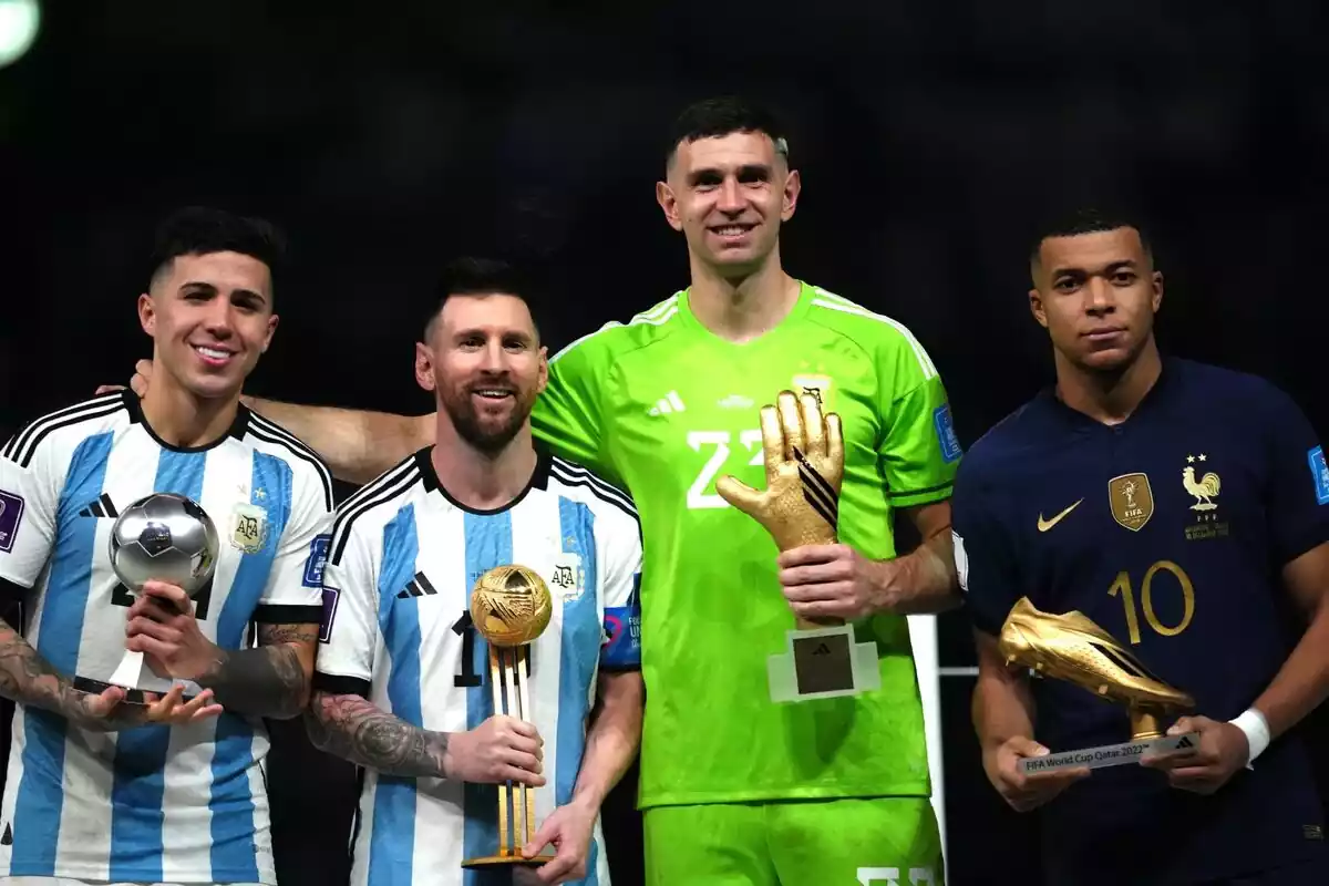 Enzo Fernández, Leo Messi, Emiliano Martínez y Kylian Mbappé con su trofeo individual