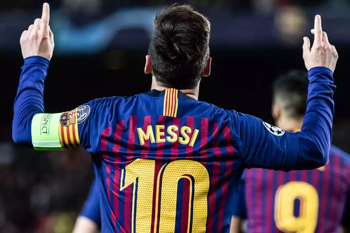 Leo Messi de espaldas celebrando un gol