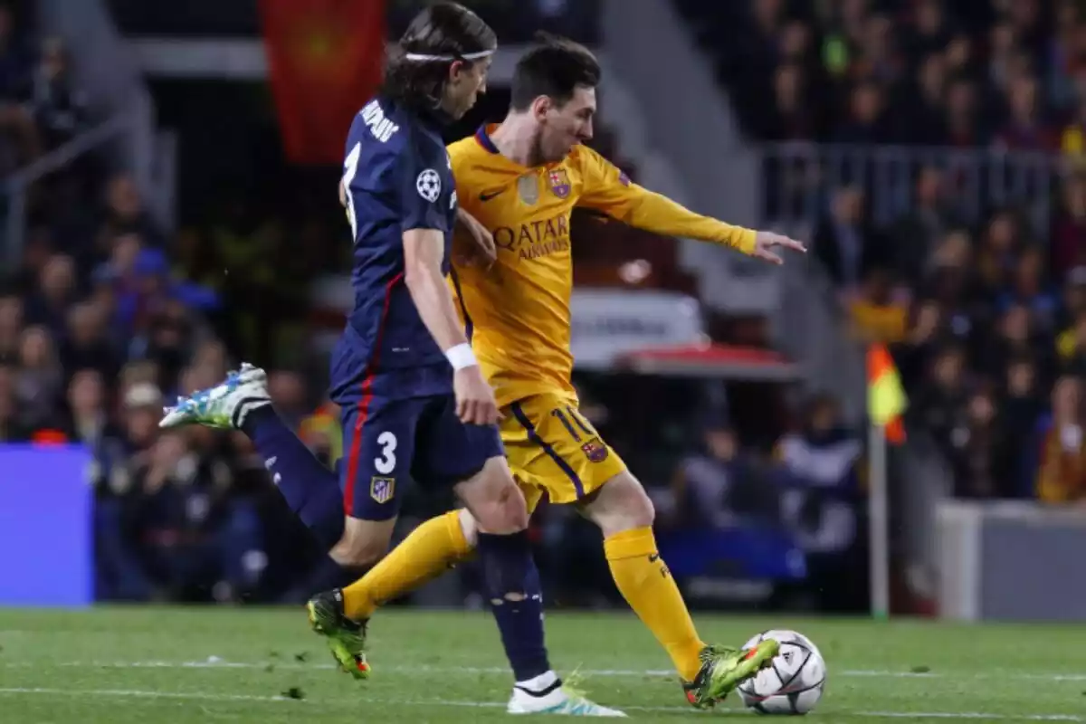 Lionel Messi defendido por Filipe Luis