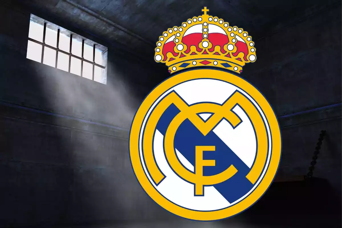 Montaje del escudo del Real Madrid en la cárcel