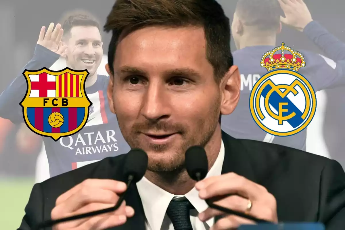 Lionel Messi hablando en rueda de prensa con los escudos de Real Madrid y FC Barcelona a los lados