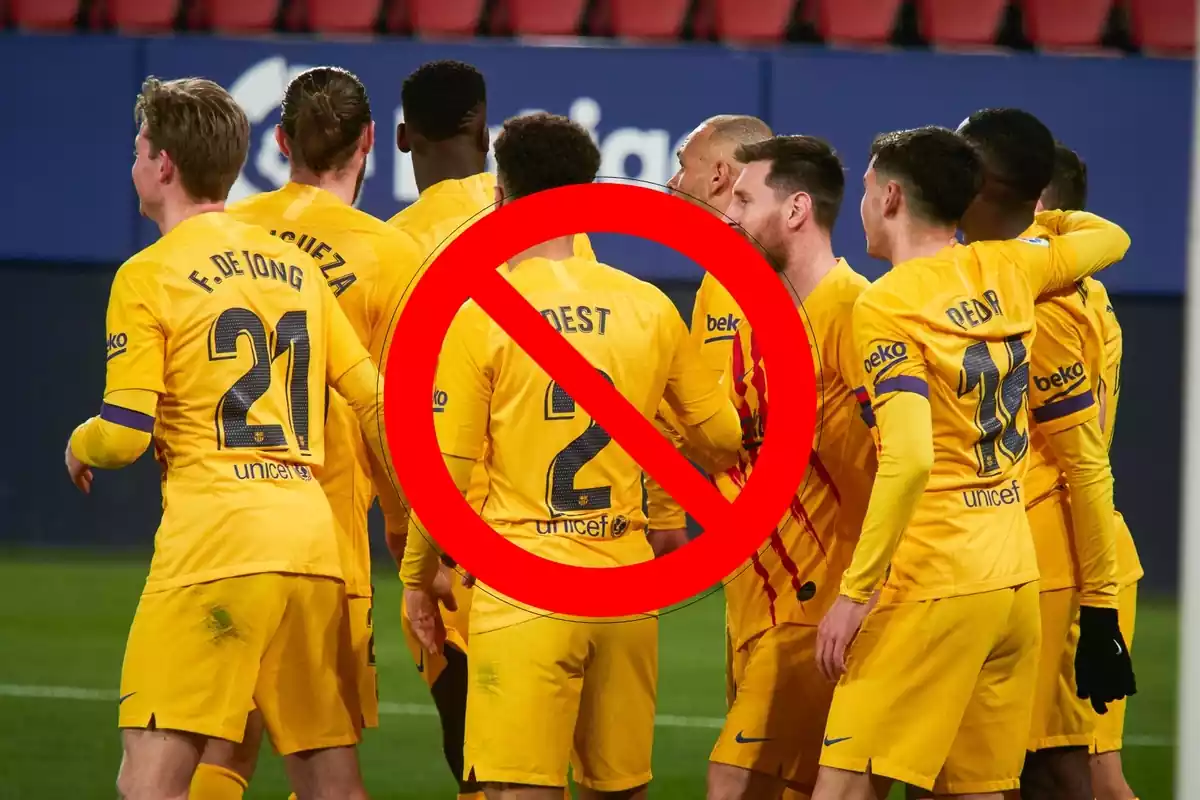 La plantilla del Barça celebrando un gol con una señal de prohibido
