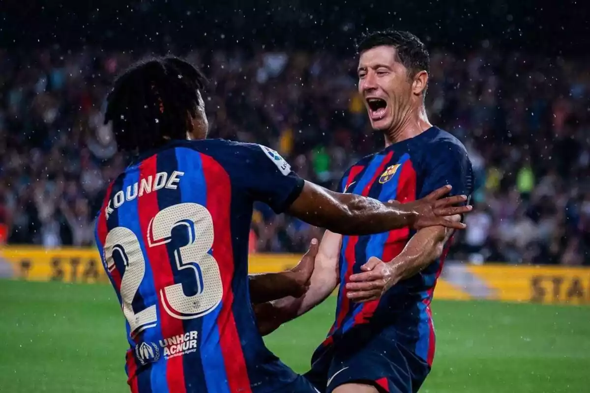 Lewandowski y Koundé celebrando un gol mientras llueve en el Camp Nou