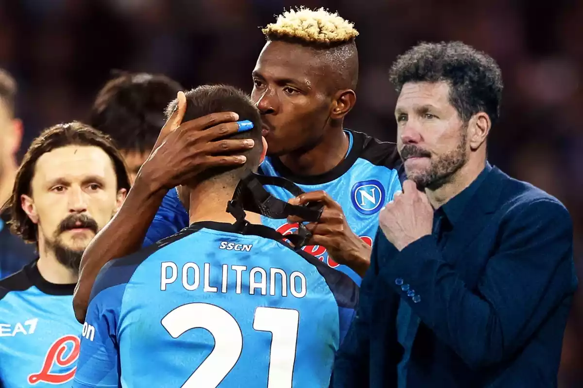 Simeone mirando a tres jugadores del Nápoles