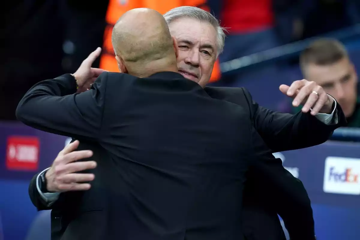 Carlo Ancelotti y Pep Guardiola se abrazan antes del partido entre Real Madrid y Manchester City