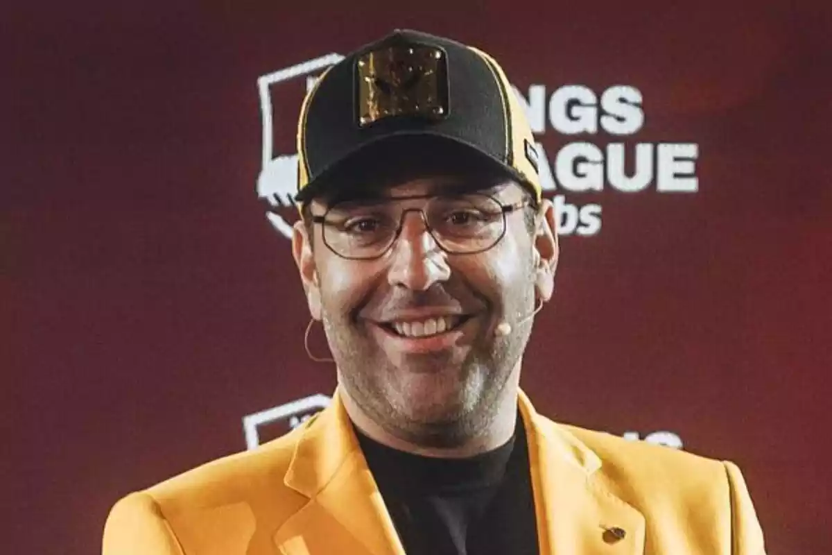 Gerard Romero en un photocall de la Kings League sonriendo