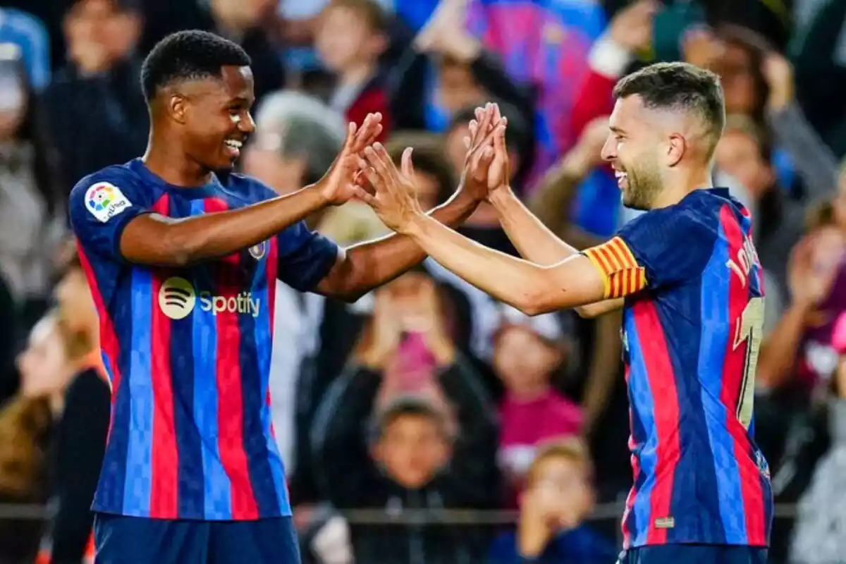 Jordi Alba y Ansu Fati celebrando el gol del lateral en el Camp Nou