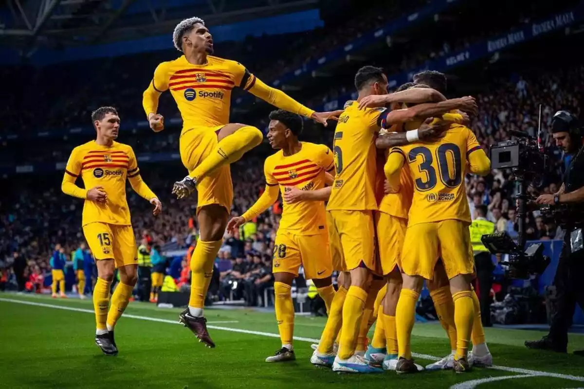 La plantilla del FC Barcelona celebrando un gol en el campo del Espanyol