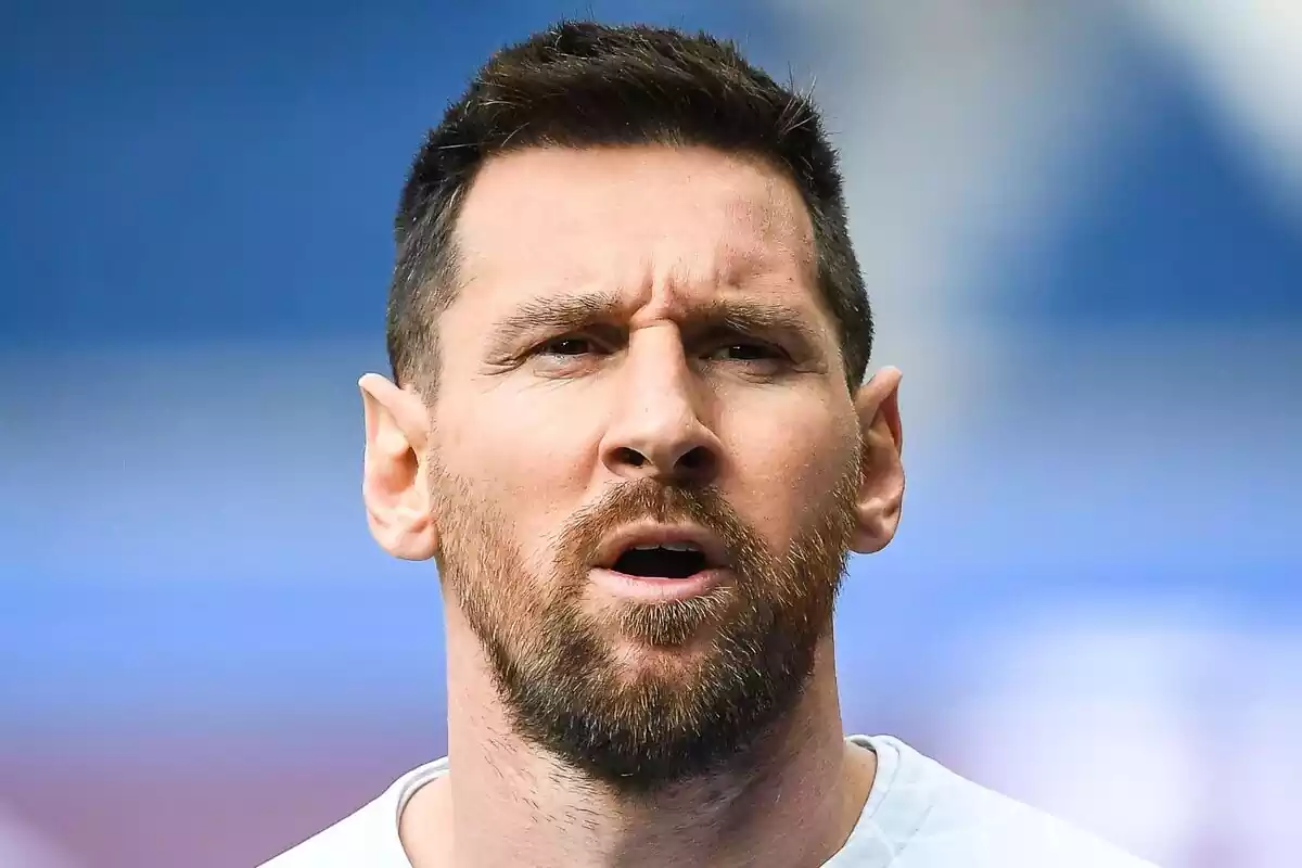 Primer plano de Lionel Messi con rostro serio