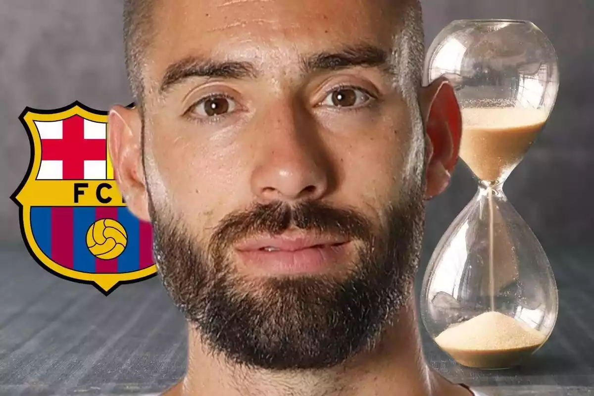 Yannick Carrasco en primer plano junto a un reloj de arena y el escudo del FC Barcelona