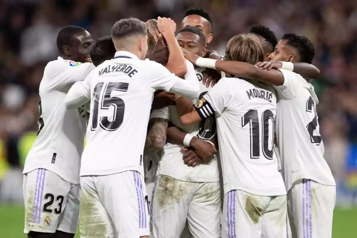 Los jugadores del Real Madrid abrazándose y celebrando un gol en el estadio Santiago Bernabéu